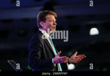 Doncaster, Royaume-Uni. 24 février 2024. Le leader réformiste britannique Richard TICE monte sur scène pour parler à la conférence, décrivant les politiques dans leur projet de contrat aux électeurs. Reform UK a tenu sa conférence de printemps à l'hippodrome de Doncaster après deux bons résultats aux élections partielles à Wellingborough et Kingswood, où ils ont obtenu respectivement 13 et 10 %. Reform UK procède régulièrement à des sondages à deux chiffres et prévoit de présenter des candidats dans les 650 circonscriptions aux prochaines élections générales. Crédit : SOPA images Limited/Alamy Live News Banque D'Images