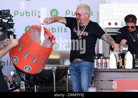 Miami, États-Unis d'Amérique. 24 février 2024. MIAMI BEACH, FLORIDE - 24 FÉVRIER : Guy Fieri est vu lors du South Beach Wine and Food Festival 2024 le 24 février 2024 à Miami Beach, Floride. (Photo de Alberto E. Tamargo/Sipa USA) crédit : Sipa USA/Alamy Live News Banque D'Images