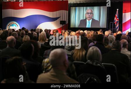 Doncaster, Royaume-Uni. 24 février 2024. Ben Habib, du Parti réformiste britannique, s'adresse à la conférence par liaison vidéo et lui parle du grand succès du parti lors de l'élection partielle de Wellingborough. Reform UK a tenu sa conférence de printemps à l'hippodrome de Doncaster après deux bons résultats aux élections partielles à Wellingborough et Kingswood, où ils ont obtenu respectivement 13 et 10 %. Reform UK procède régulièrement à des sondages à deux chiffres et prévoit de présenter des candidats dans les 650 circonscriptions aux prochaines élections générales. Crédit : SOPA images Limited/Alamy Live News Banque D'Images