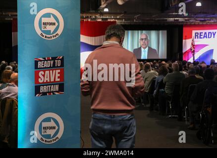 Doncaster, Royaume-Uni. 24 février 2024. Ben Habib, du Parti réformiste britannique, s'adresse à la conférence par liaison vidéo et lui parle du grand succès du parti lors de l'élection partielle de Wellingborough. Reform UK a tenu sa conférence de printemps à l'hippodrome de Doncaster après deux bons résultats aux élections partielles à Wellingborough et Kingswood, où ils ont obtenu respectivement 13 et 10 %. Reform UK procède régulièrement à des sondages à deux chiffres et prévoit de présenter des candidats dans les 650 circonscriptions aux prochaines élections générales. Crédit : SOPA images Limited/Alamy Live News Banque D'Images