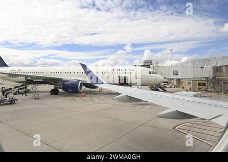 Delta Airlines avion à la porte le jour nuageux à TUS, aéroport international de Tucson, Tucson, AZ, États-Unis Banque D'Images