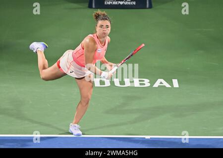 DUBAÏ, eau, 24 février 2024. Action de la finale de la WTA des Championnats de tennis Duty Free 2024 de Dubaï. Jasmine Paolini a battu Anna Kalinskaya 4-6, 7-5, 7-5, pour remporter le trophée. Crédit : Feroz Khan/Alamy Live News Banque D'Images