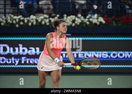 DUBAÏ, eau, 24 février 2024. Action de la finale de la WTA des Championnats de tennis Duty Free 2024 de Dubaï. Jasmine Paolini a battu Anna Kalinskaya 4-6, 7-5, 7-5, pour remporter le trophée. Crédit : Feroz Khan/Alamy Live News Banque D'Images