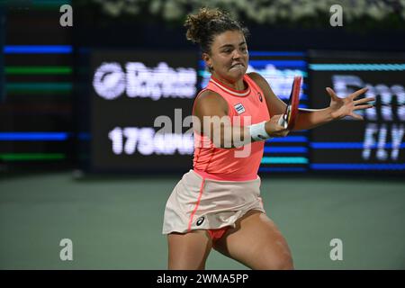 DUBAÏ, eau, 24 février 2024. Action de la finale de la WTA des Championnats de tennis Duty Free 2024 de Dubaï. Jasmine Paolini a battu Anna Kalinskaya 4-6, 7-5, 7-5, pour remporter le trophée. Crédit : Feroz Khan/Alamy Live News Banque D'Images