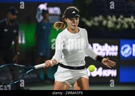 DUBAÏ, eau, 24 février 2024. Action de la finale de la WTA des Championnats de tennis Duty Free 2024 de Dubaï. Jasmine Paolini a battu Anna Kalinskaya 4-6, 7-5, 7-5, pour remporter le trophée. Crédit : Feroz Khan/Alamy Live News Banque D'Images