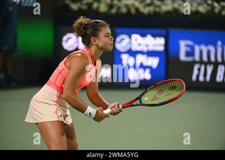 DUBAÏ, eau, 24 février 2024. Action de la finale de la WTA des Championnats de tennis Duty Free 2024 de Dubaï. Jasmine Paolini a battu Anna Kalinskaya 4-6, 7-5, 7-5, pour remporter le trophée. Crédit : Feroz Khan/Alamy Live News Banque D'Images