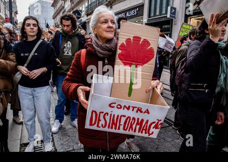 Porto, Portugal. 24 février 2024. Un manifestant participe à la manifestation. Les gens se sont rassemblés pour manifester contre le racisme, la xénophobie et l'extrême droite dans la ville de Porto. (Photo de Rita Franca/SOPA images/SIPA USA) crédit : SIPA USA/Alamy Live News Banque D'Images