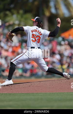 Sarasota FL USA ; le lanceur de secours des Orioles de Baltimore Mike Baumann (53) livre un terrain lors d'un match d'entraînement de printemps de la MLB contre les Red Sox de Boston Banque D'Images