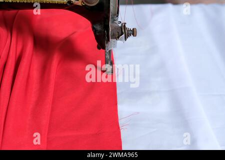 Le tailleur fabrique le drapeau national indonésien avant le jour de l'indépendance Banque D'Images