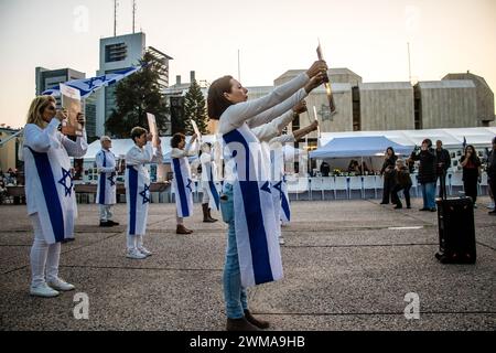 Tel Aviv, Israël, 24 février 2024 performance artistique sur la place des otages devant le Musée d’Art de tel Aviv, un lieu où les gens se rassemblent en mem Banque D'Images