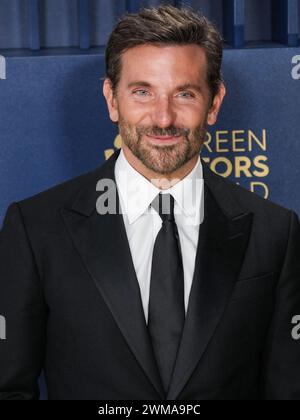 Los Angeles, États-Unis. 24 février 2024. Bradley Cooper marchant sur le tapis rouge aux Screen Actors Guild Awards qui se sont tenus au Shrine Auditorium et Expo Hall à Los Angeles, CA le samedi, ?24 février 2024. (Photo de Sthanlee B. Mirador/Sipa USA) crédit : Sipa USA/Alamy Live News Banque D'Images