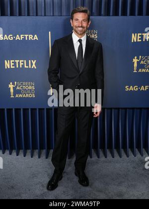 Los Angeles, États-Unis. 24 février 2024. Bradley Cooper marchant sur le tapis rouge aux Screen Actors Guild Awards qui se sont tenus au Shrine Auditorium et Expo Hall à Los Angeles, CA le samedi, ?24 février 2024. (Photo de Sthanlee B. Mirador/Sipa USA) crédit : Sipa USA/Alamy Live News Banque D'Images