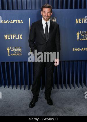 Los Angeles, États-Unis. 24 février 2024. Bradley Cooper marchant sur le tapis rouge aux Screen Actors Guild Awards qui se sont tenus au Shrine Auditorium et Expo Hall à Los Angeles, CA le samedi, ?24 février 2024. (Photo de Sthanlee B. Mirador/Sipa USA) crédit : Sipa USA/Alamy Live News Banque D'Images