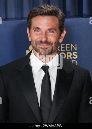 Los Angeles, États-Unis. 24 février 2024. Bradley Cooper marchant sur le tapis rouge aux Screen Actors Guild Awards qui se sont tenus au Shrine Auditorium et Expo Hall à Los Angeles, CA le samedi, ?24 février 2024. (Photo de Sthanlee B. Mirador/Sipa USA) crédit : Sipa USA/Alamy Live News Banque D'Images