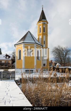 Église enneigée en hiver, église St Alban, Diessen, lac Ammer, Fuenfseenland, Pfaffenwinkel, haute-Bavière, Bavière, Allemagne Banque D'Images