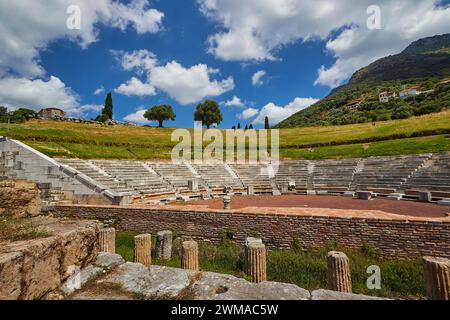 Vue d'un amphithéâtre avec les arbres environnants et les montagnes en arrière-plan, Théâtre antique, site archéologique, Messène antique, capitale de Banque D'Images