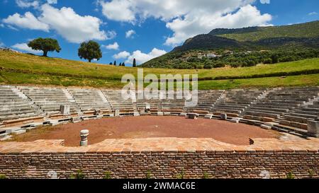 Ruines d'un théâtre antique avec des marches de sièges se dressant sur le ciel bleu, théâtre antique, site archéologique, Messène antique, capitale de Banque D'Images