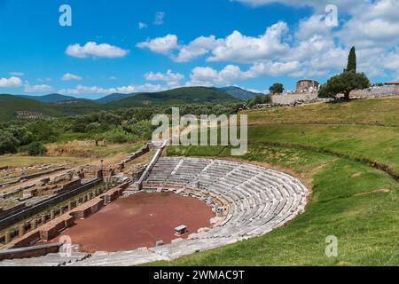 Amphithéâtre antique avec des rangées de sièges sur une prairie verte entourée de collines, théâtre antique, site archéologique, Messène antique, capitale de Banque D'Images