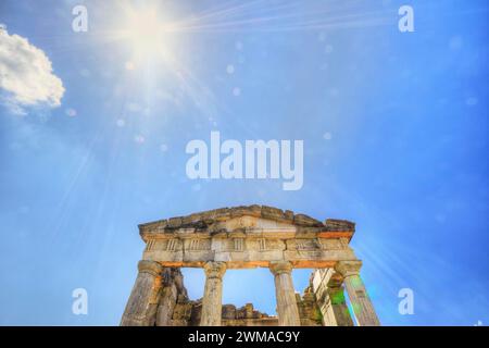 Le soleil perce les ruines d'un ancien temple avec des colonnes contre un ciel bleu, Mausolée, Héroon, site archéologique, Messène antique, capital de Banque D'Images