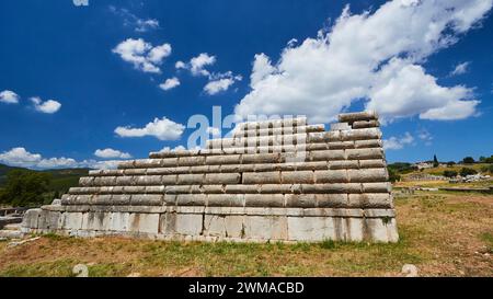 Pas d'un théâtre antique sous un ciel bleu en Grèce, site archéologique, Messène antique, capitale de Messinie, Messini, Péloponnèse, Grèce Banque D'Images