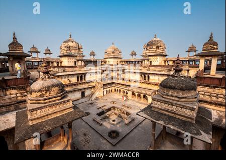 Une personne admire le Jehangir Mahal. Orchha, Madhya Pradesh, Inde, Asie. Banque D'Images