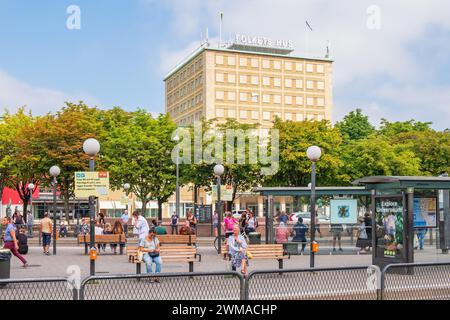 Vue sur le paysage urbain des personnes qui attendent à un arrêt de bus et de tram dans la ville de Gothenburg, Gothenburg, Suède Banque D'Images