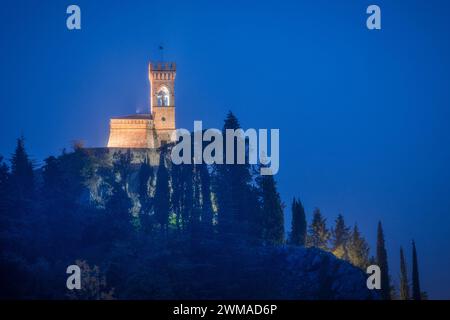 Brisighella, Ravenne, Emilie Romagne, Italie Europe. Le clocher médiéval au crépuscule. Banque D'Images