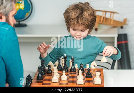 Jeux éducatifs pour enfants, développement précoce. Jeux et activités pour les enfants. Concept de famille. Banque D'Images