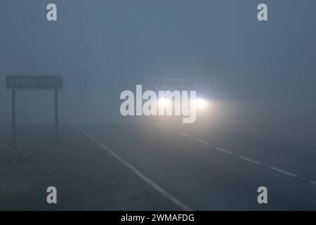 Flintshire, pays de Galles du Nord, Royaume-Uni. Météo britannique. 25 février 2024, temps glacial à travers le nord du pays de Galles pendant la nuit laissant une nuit de gel et de brouillard glacial. Un automobiliste matinal conduisant dans un brouillard glacial dans le village de Halkyn, Flintshire ©DGDImages/Alamy Live News Banque D'Images