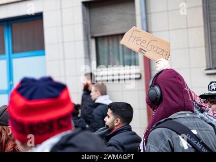 Munich, Allemagne. 24 février 2024. Parce que le salon Enforcement TAC Arms aura lieu la semaine prochaine, des centaines de personnes se sont rassemblées à Nuremberg, en Allemagne, le 24 février 2024 pour manifester en faveur de l'annulation du salon. Les manifestants ont critiqué le fait que des armes soient vendues à la foire et utilisées à Gaza. Les manifestants ont également exigé un cessez-le-feu à Gaza. (Photo de Alexander Pohl/Sipa USA) crédit : Sipa USA/Alamy Live News Banque D'Images