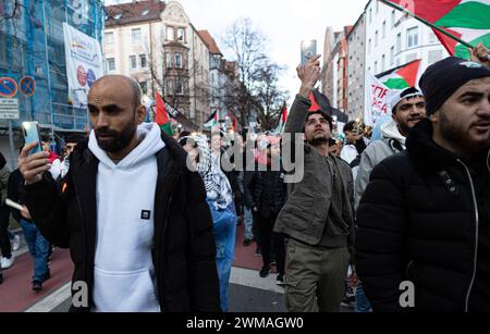 Munich, Allemagne. 24 février 2024. Parce que le salon Enforcement TAC Arms aura lieu la semaine prochaine, des centaines de personnes se sont rassemblées à Nuremberg, en Allemagne, le 24 février 2024 pour manifester en faveur de l'annulation du salon. Les manifestants ont critiqué le fait que des armes soient vendues à la foire et utilisées à Gaza. Les manifestants ont également exigé un cessez-le-feu à Gaza. (Photo de Alexander Pohl/Sipa USA) crédit : Sipa USA/Alamy Live News Banque D'Images