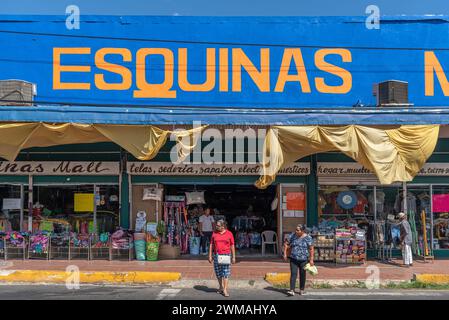 Magasin et vendeur de rue à David, Chiriqui, Panama Banque D'Images