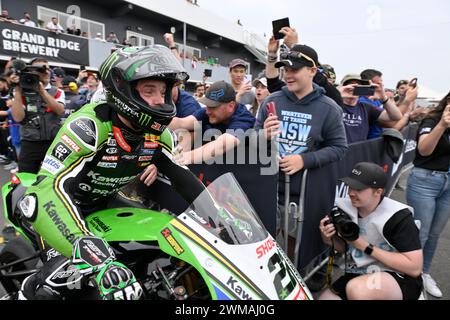 MELBOURNE, AUSTRALIE. 25 février 2024. Alex Lowes (22), de Grande-Bretagne, pilotant la Kawasaki ZX-10RR pour le Kawasaki Racing Team WorldSBK, entre au Parc ferme après avoir remporté la course 2 du Championnat du monde de Superbike 2024 au circuit de Phillip Island. Crédit Karl Phillipson/Alamy Live News Banque D'Images