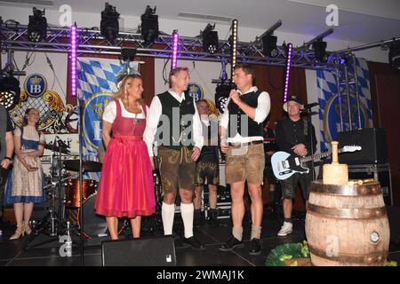 Silja Steinberg Wirtin. Juergen Kritschil GF. Leo Reisinger Schauspieler Musiker Saenger Autor Margot Muenchen 24.02.2024 Hofbraeukeller 1. Hofbraeu Starkbiefest- Delicator -Anzapfen Muenchen *** Silja Steinberg Landlady Juergen Kritschil GF Leo Reisinger acteur musicien chanteur auteur Margot Muenchen 24 02 2024 Hofbraeukeller 1 Hofbraeu Starkbiefest Delicator Anzapfen Muenchen Banque D'Images