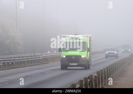 Windsor, Berkshire, Royaume-Uni. 25 février 2024. C'était une matinée brumeuse pour la première fois à Windsor, Berkshire aujourd'hui alors que les automobilistes conduisaient sur la Royal Windsor Way. Crédit : Maureen McLean/Alamy Live News Banque D'Images