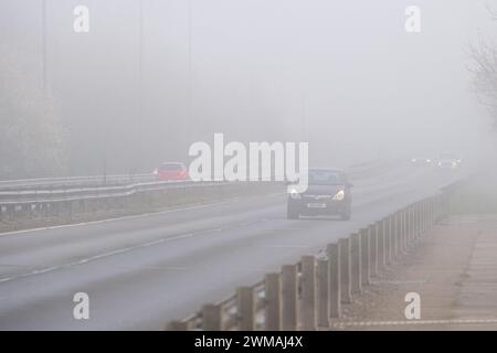 Windsor, Berkshire, Royaume-Uni. 25 février 2024. C'était une matinée brumeuse pour la première fois à Windsor, Berkshire aujourd'hui alors que les automobilistes conduisaient sur la Royal Windsor Way. Crédit : Maureen McLean/Alamy Live News Banque D'Images