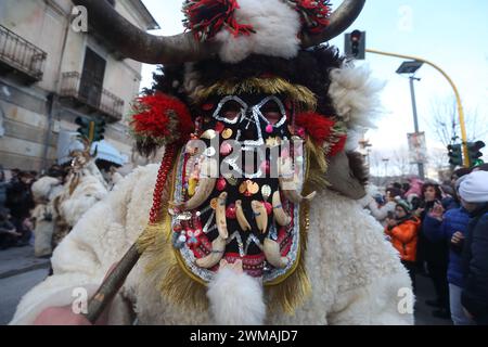 Isernia, Italie. 24 février 2024 - deuxième édition du carnaval européen des masques zoomorphes - Banque D'Images