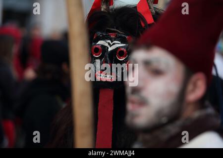 Isernia, Italie. 24 février 2024 - deuxième édition du carnaval européen des masques zoomorphes - le diable de Tufara Banque D'Images