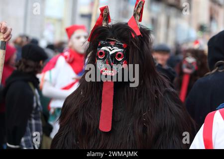 Isernia, Italie. 24 février 2024 - deuxième édition du carnaval européen des masques zoomorphes - le diable de Tufara Banque D'Images
