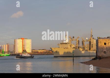Navire de soutien de la flotte espagnole ESPS A14 Patino quittant le port de Portsmouth. Arcs du navire passant la Tour ronde guidés par un remorqueur SERCO. Banque D'Images