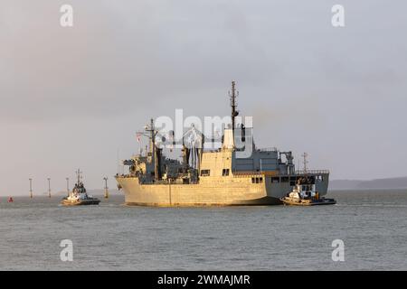Navire de soutien de la flotte espagnole ESPS A14 Patino quittant le port de Portsmouth. Déménagement escorté par deux remorqueurs SERCO dans le Solent Banque D'Images