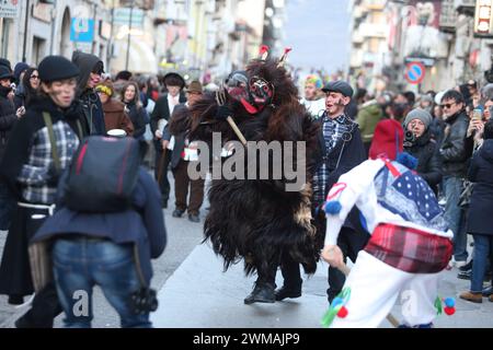 Isernia, Italie. 24 février 2024 - deuxième édition du carnaval européen des masques zoomorphes - le diable de Tufara Banque D'Images