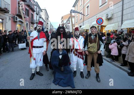 Isernia, Italie. 24 février 2024 - deuxième édition du carnaval européen des masques zoomorphes - le diable de Tufara Banque D'Images