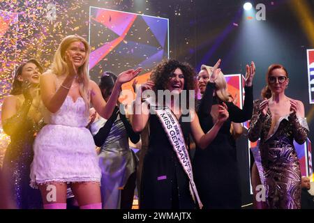 Rouille, Deutschland 24. Février 2024 : Miss Germany Awards finale - 2024 Im Bild : Apameh Schönauer Berlin, 39 Jahre, erfolgreiche Architektin und AKtivistin für Frauenrechte gewinnt die Wahl des Miss Germany Awards 2024 - Europapark Rust - Das finale im Europapark Rust - Am Samstag, 04. März 2023 wurde im Europapark zum 20. Mal der Titel Miss Allemagne vergeben. 900 Gäste wohnten der Proklamation im DOME BEI, über 100 Medienvertreter aus presse, Funk und Fernsehen waren akkreditiert. Europa Park Baden Württemberg *** Rust, Allemagne 24 février 2024 Miss Germany Awards finale 2024 en photo APAM Banque D'Images