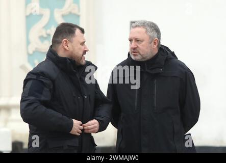 Non exclusif : KIEV, UKRAINE - 24 FÉVRIER 2024 - le ministre de l'intérieur de l'Ukraine Ihor Klymenko (à gauche) et le procureur général de l'Ukraine Andriy Banque D'Images