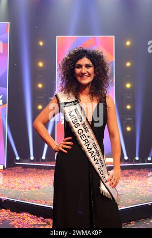 Rouille, Deutschland 24. Février 2024 : Miss Germany Awards finale - 2024 Im Bild : Apameh Schönauer Berlin, 39 Jahre, erfolgreiche Architektin und AKtivistin für Frauenrechte gewinnt die Wahl des Miss Germany Awards 2024 - Europapark Rust - Das finale im Europapark Rust - Am Samstag, 04. März 2023 wurde im Europapark zum 20. Mal der Titel Miss Allemagne vergeben. 900 Gäste wohnten der Proklamation im DOME BEI, über 100 Medienvertreter aus presse, Funk und Fernsehen waren akkreditiert. Europa Park Baden Württemberg *** Rust, Allemagne 24 février 2024 Miss Germany Awards finale 2024 en photo APAM Banque D'Images