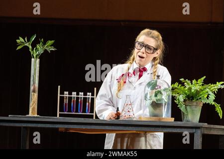 Sophie Bevan (Fiordiligi) in COSI FAN TUTTE at Welsh National Opera (WNO), Wales Millennium Centre, Cardiff, Wales 24/02/2024 musique : Mozart livret : Da Ponte chef d'orchestre : Tomas Hanus design : Jemima Robinson éclairage : Mark Jonathan mouvement : Michael Spenceley réalisateur : Max Hoehn Banque D'Images