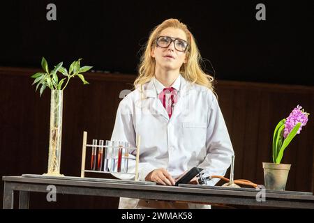 Kayleigh Decker (Dorabella) in COSI FAN TUTTE at Welsh National Opera (WNO), Wales Millennium Centre, Cardiff, Wales 24/02/2024 musique : Mozart livret : Da Ponte chef d'orchestre : Tomas Hanus design : Jemima Robinson éclairage : Mark Jonathan mouvement : Michael Spenceley réalisateur : Max Hoehn Banque D'Images