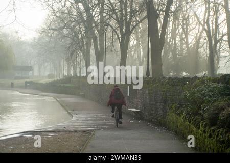 Windsor, Berkshire, Royaume-Uni. 25 février 2024. Brouillard au bord de la Tamise. C'était un matin brumeux pour la première fois à Windsor, Berkshire aujourd'hui, mais le soleil a rapidement brûlé le brouillard et la brume loin. Crédit : Maureen McLean/Alamy Live News Banque D'Images