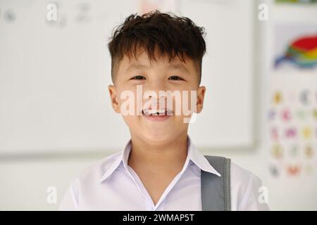 Portrait de joyeux écolier vietnamien Banque D'Images